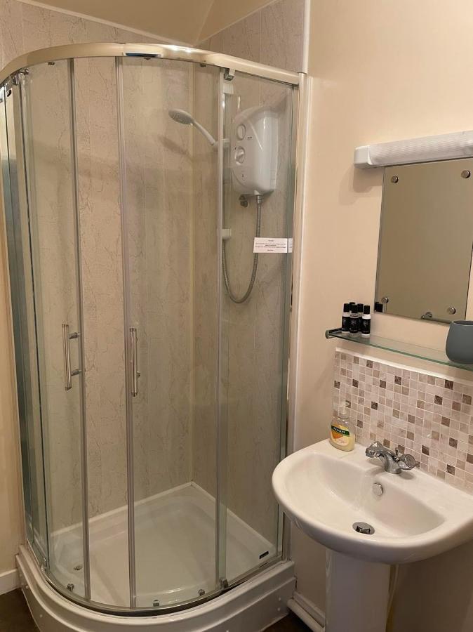 نيوكاسل The Crown Inn & B&B المظهر الخارجي الصورة